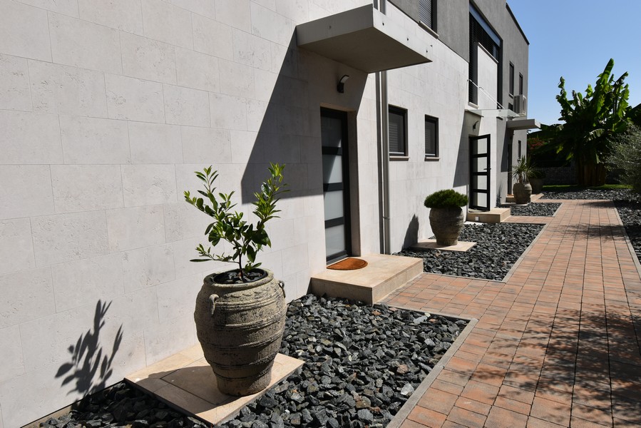 Ingresso con vialetto pavimentato e piante ornamentali