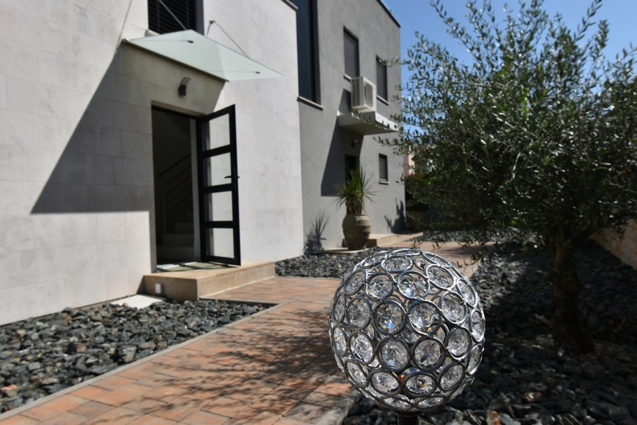 Accesso laterale con giardino e lampada decorativa