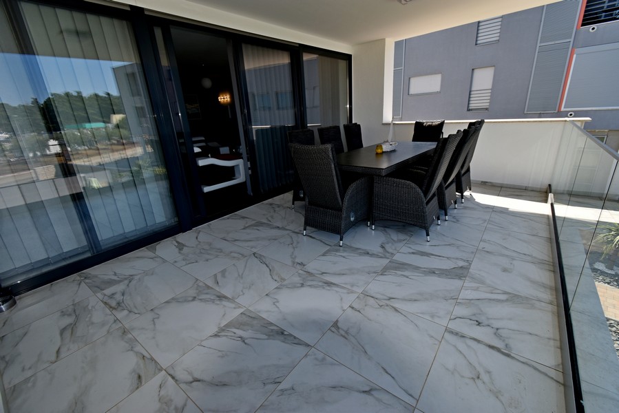 Terrazza coperta con tavolo da pranzo