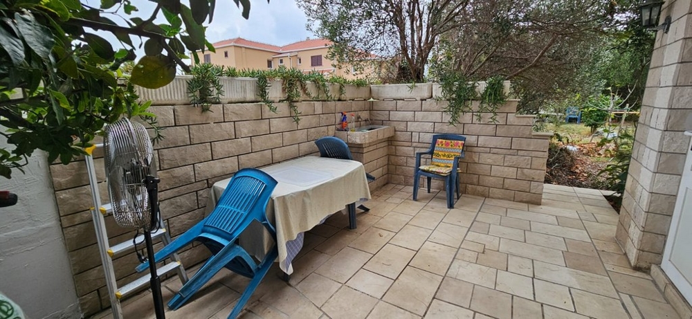 Terrazza con zona seduta e vista sul giardino