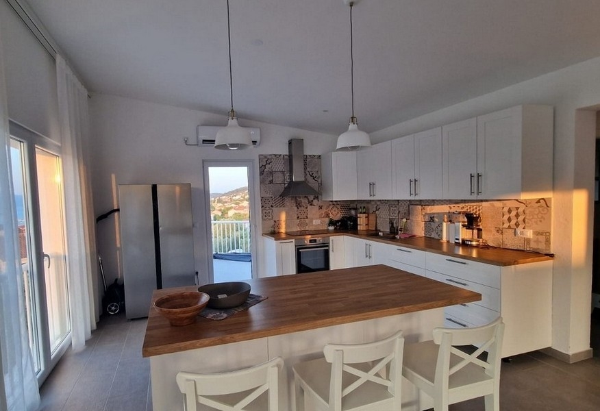 Cucina moderna con piano di lavoro in legno