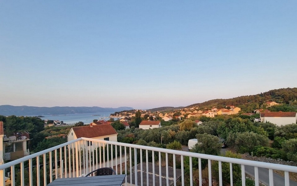 Vista dalla terrazza su Lumbarda e sul mare
