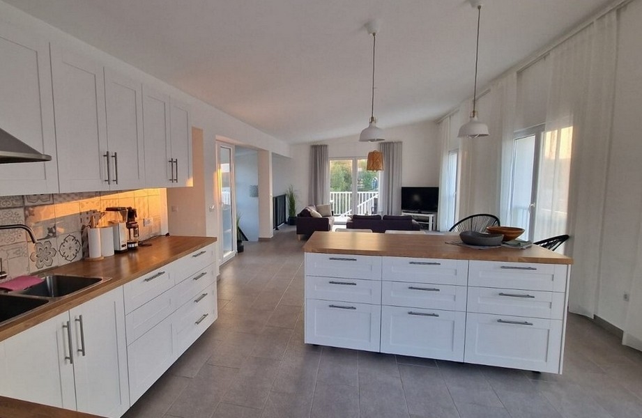 Cucina luminosa con isola e zona giorno