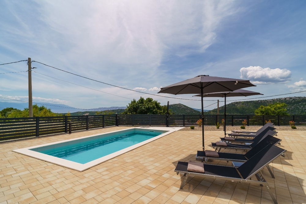 Solarium e piscina dell'immobile di lusso H3609 in Croazia - Panorama Scouting.