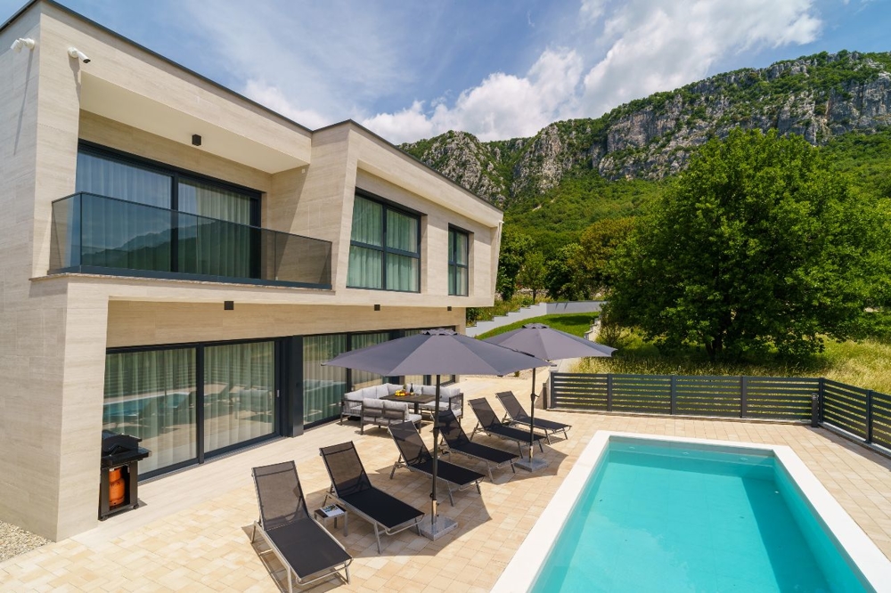 Villa moderna con piscina e vista sulle colline