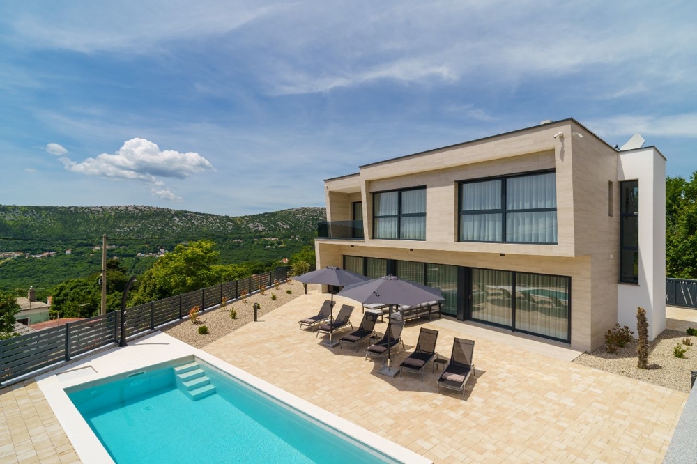 Vista esterna della villa con terrazza solare e piscina