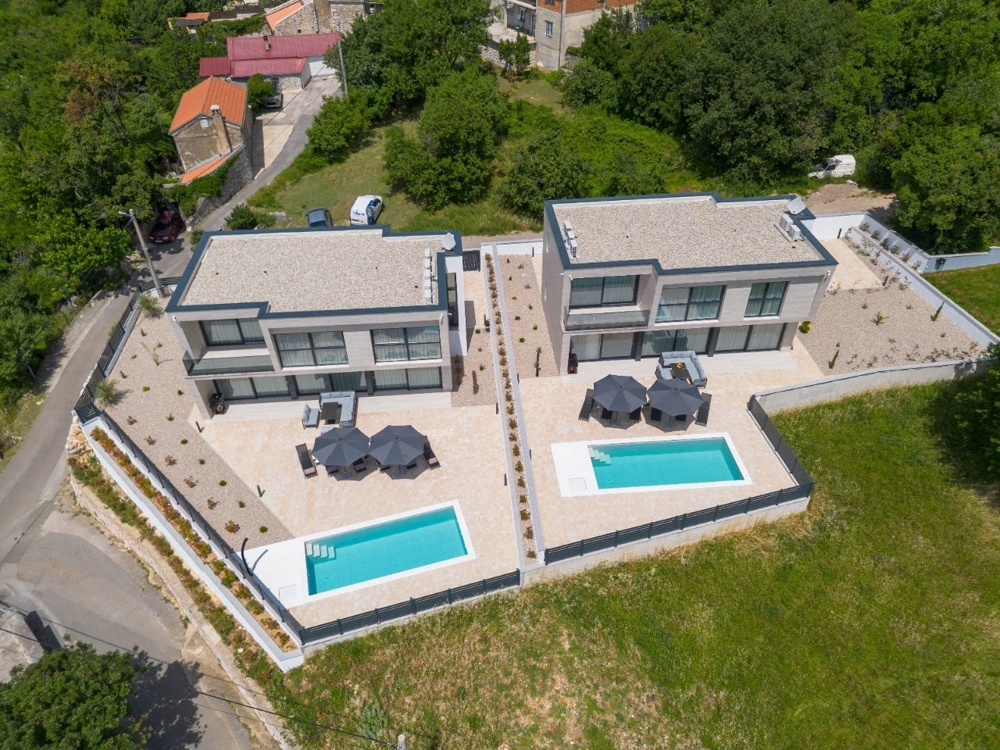 Due ville identiche con piscina vista dall'alto