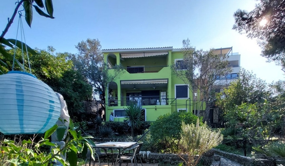Casa con giardino e facciata verde vicino alla spiaggia sull'isola di Ciovo