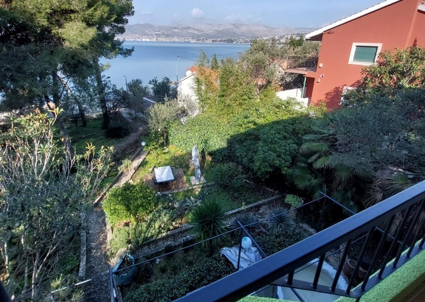 Vista sul giardino a terrazze, sul mare e sui monti