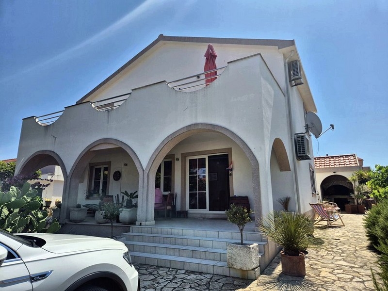 Fronte della casa con terrazza coperta