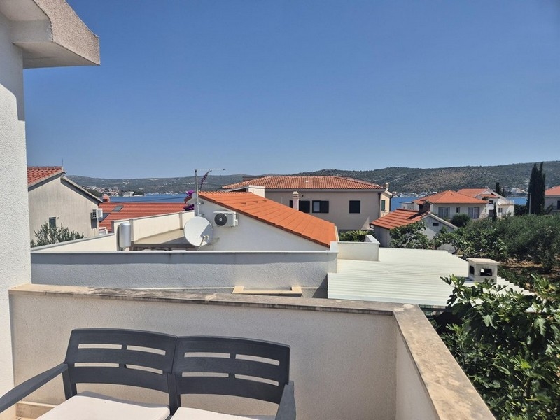 Balcone con vista sui dintorni e sul mare
