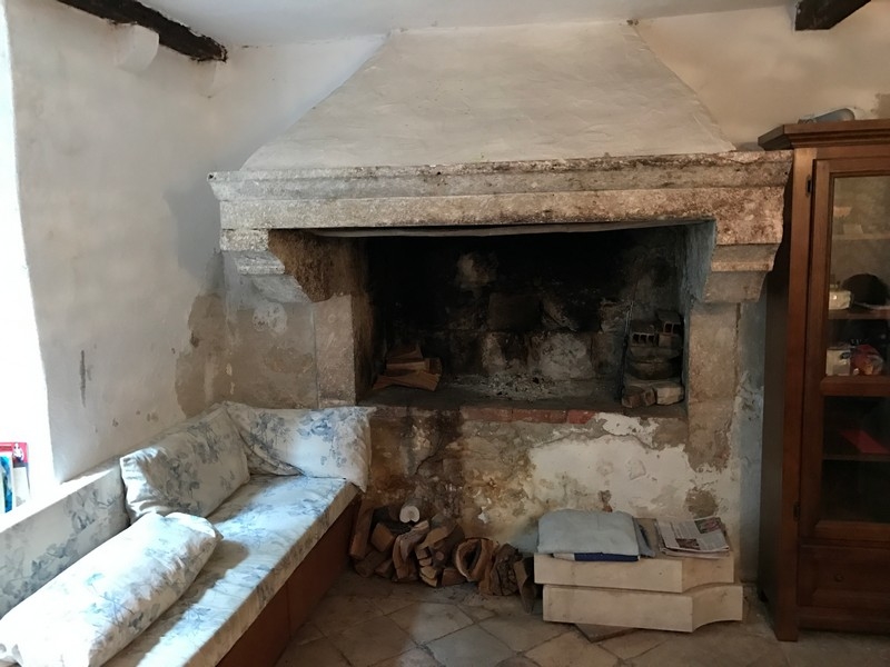 Vecchio camino in pietra con panca