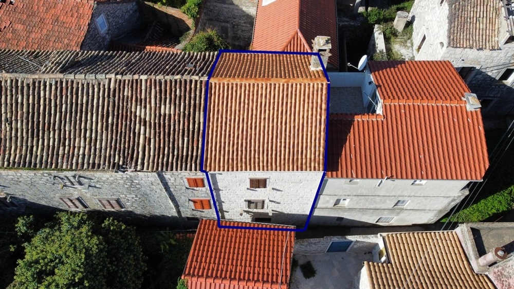 Veduta aerea della casa in pietra segnalata