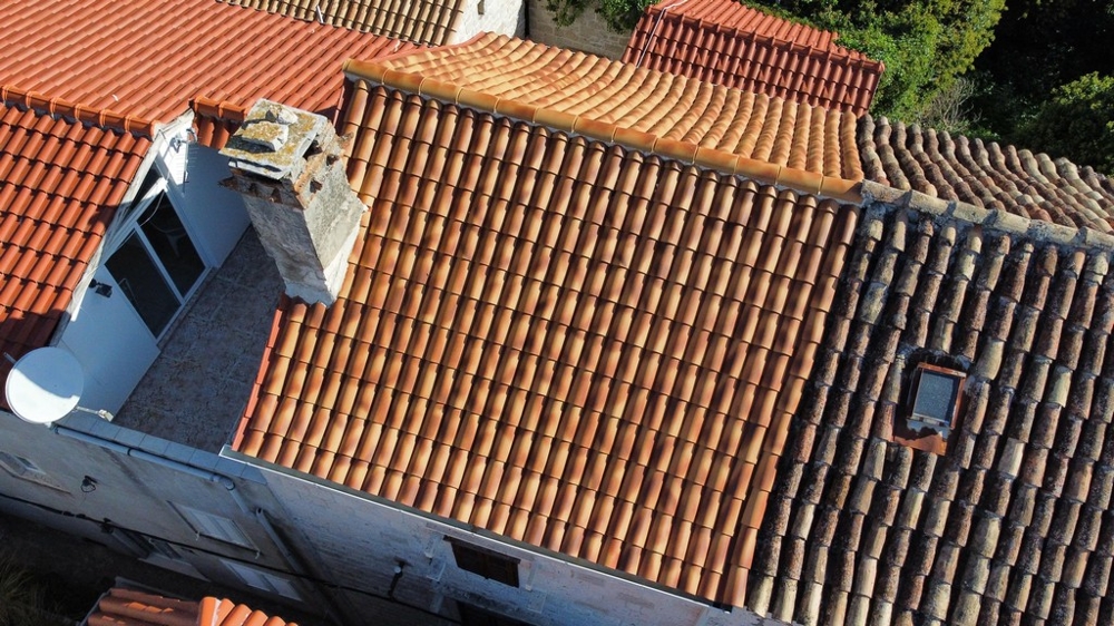 Terrazza sul tetto con camino e antenna parabolica