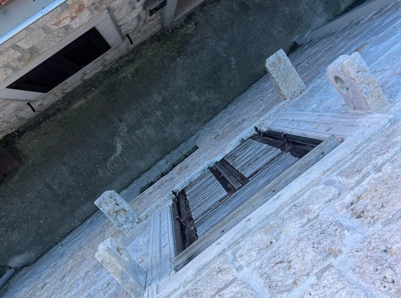 Casa in pietra con finestra rustica