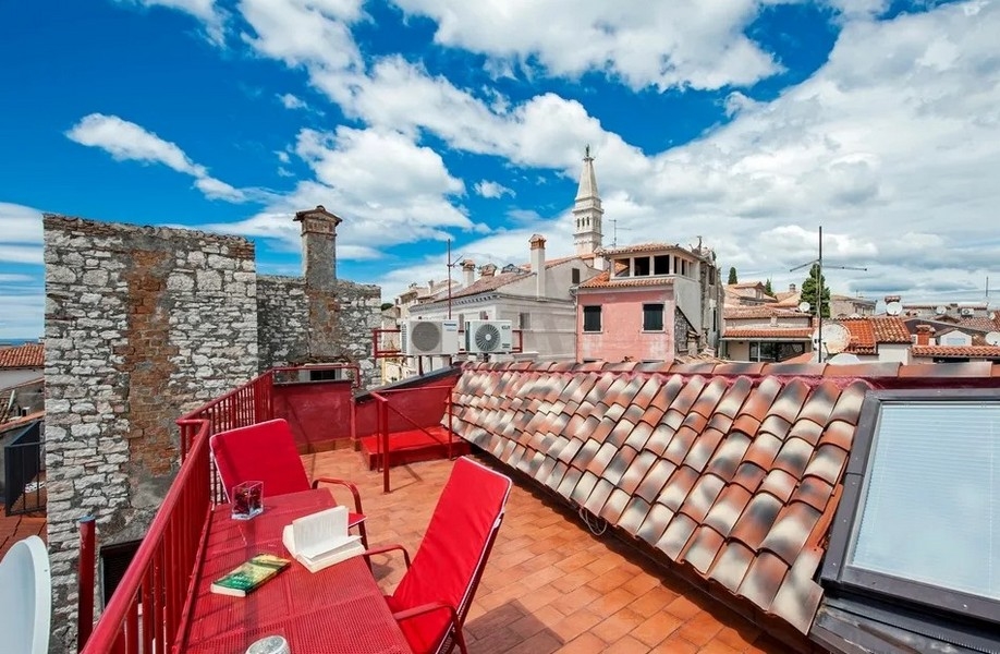Terrazza sul tetto con vista sulla città dell'immobile H3629 in Croazia.
