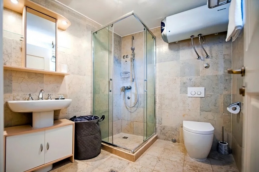 Bagno con doccia e pavimento piastrellato