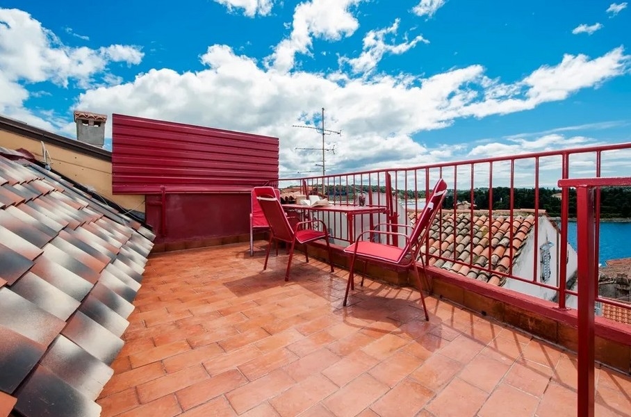 Terrazza sul tetto con vista mare e mobili da esterno