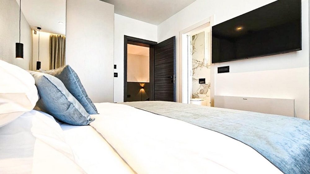 Camera da letto con letto matrimoniale e TV