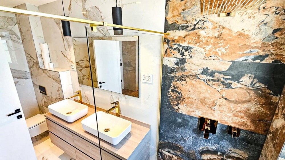Bagno con doppio lavabo e doccia