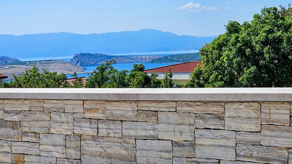 Vista mare oltre il muro in pietra sul Quarnaro