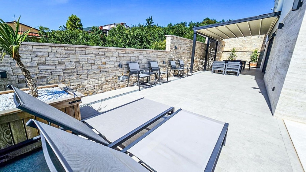 Ampia terrazza con sdraio