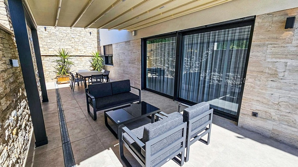 Terrazza coperta con salottino