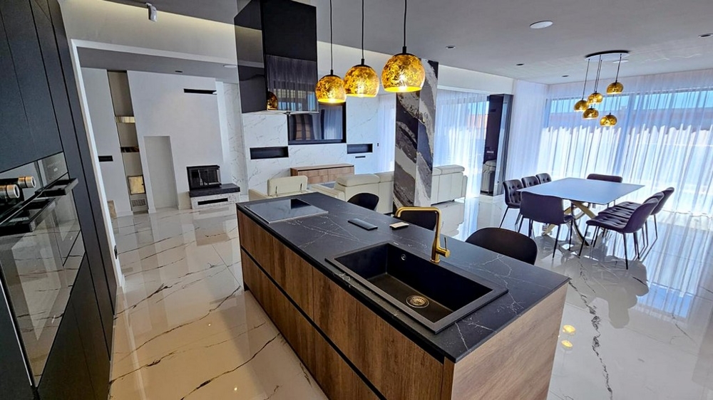 Cucina aperta con isola e zona pranzo