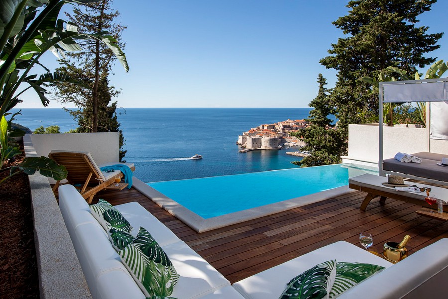 Piscina a sfioro con vista sulla città vecchia di Dubrovnik