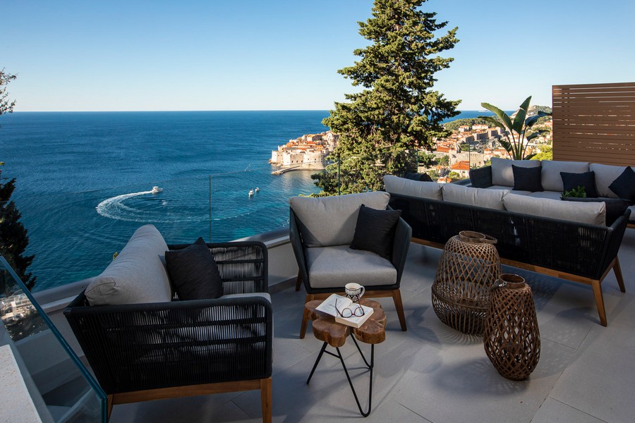 Lounge sulla terrazza con vista sulla città vecchia sul mare