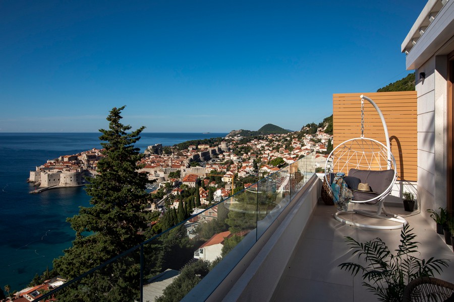 Sedia sospesa sulla terrazza con vista sulla città vecchia