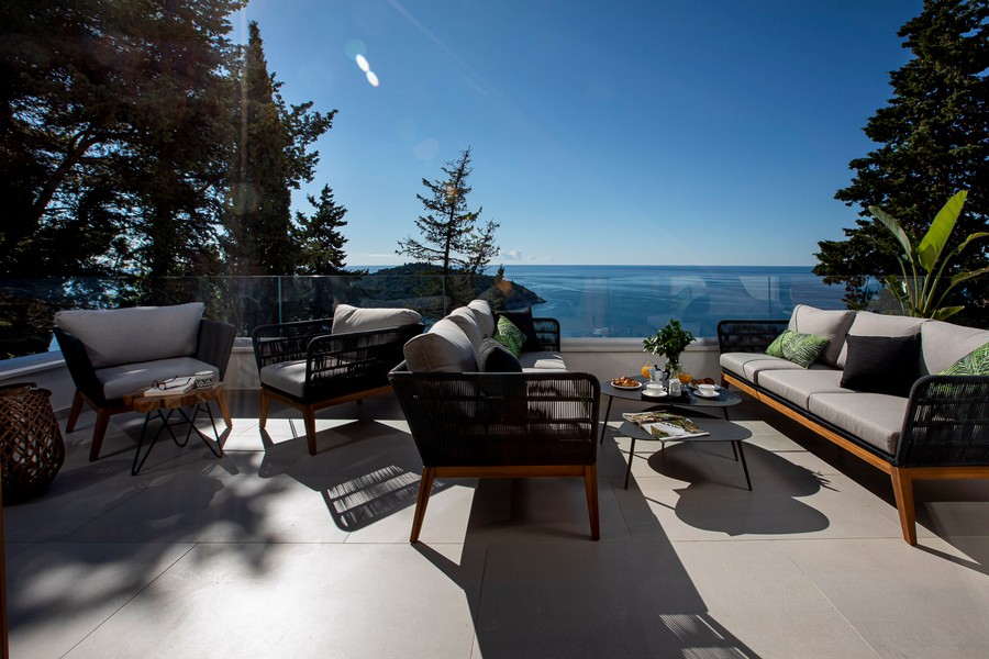 Terrazza con mobili da esterno e vista mare