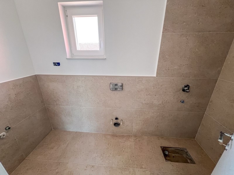 Bagno con piastrelle moderne