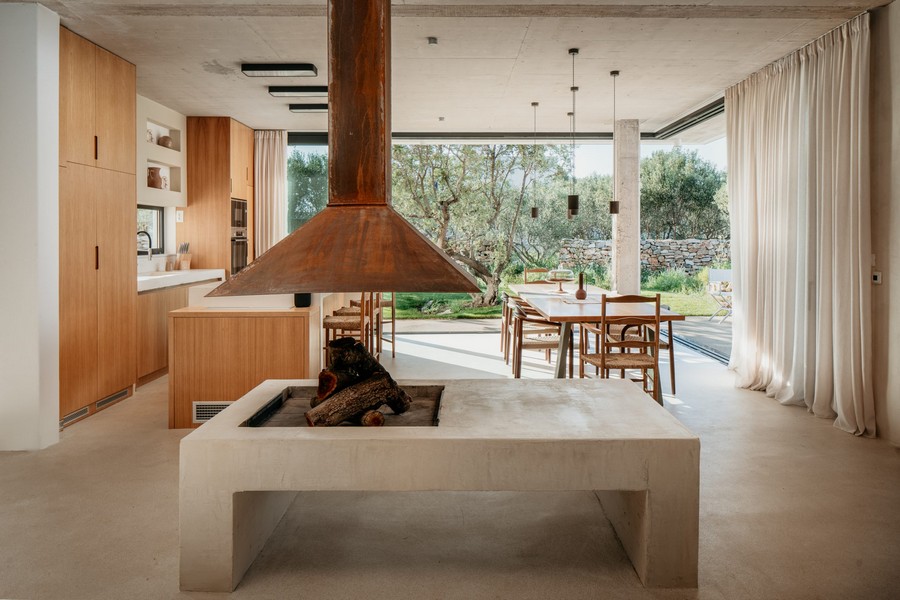 Cucina aperta con grande zona pranzo e camino