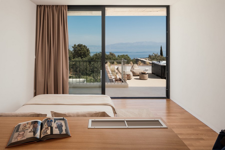 Camera da letto con terrazza e vista sulla vasca idromassaggio
