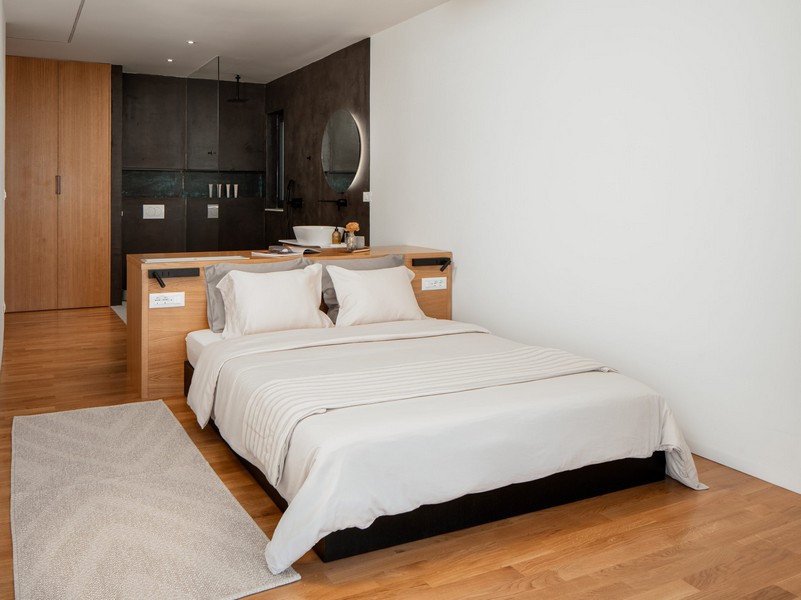 Camera da letto moderna con bagno en suite