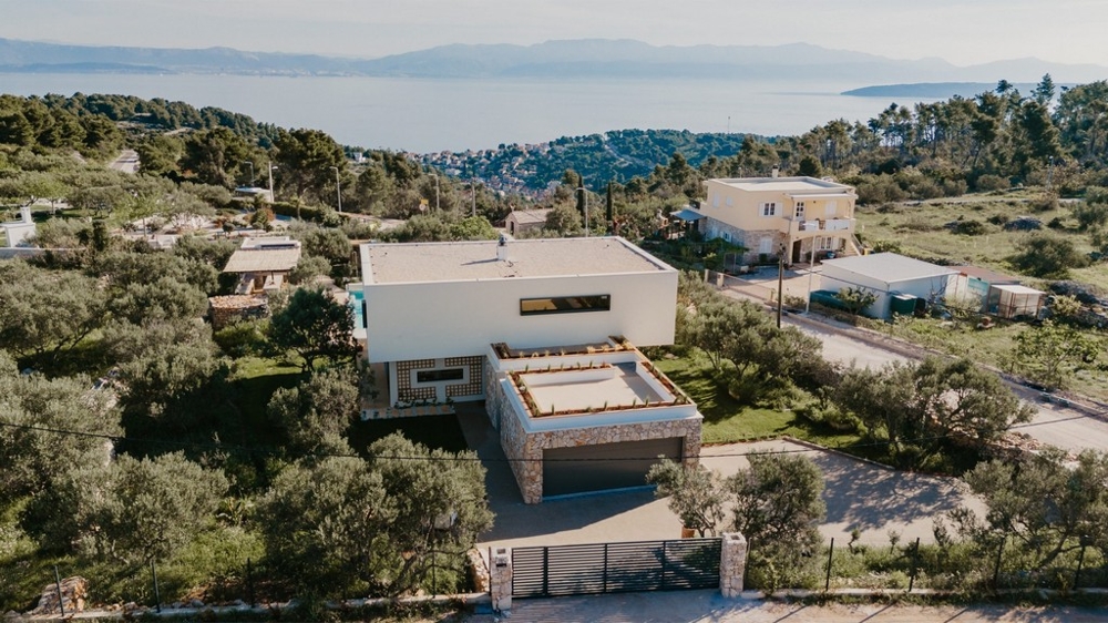 Villa moderna a Solta con vista mare e grande terreno