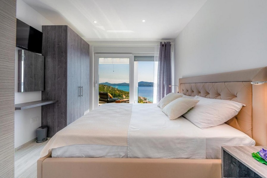 Camera da letto con letto matrimoniale, armadio e vista mare