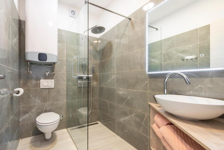 Bagno moderno con doccia, WC e lavabo
