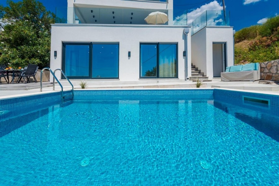 Villa con cinque bagni, piscina e ambiente mediterraneo
