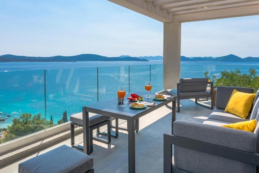 Vista mare panoramica dalla terrazza superiore della villa di lusso H3641 vicino a Dubrovnik.
