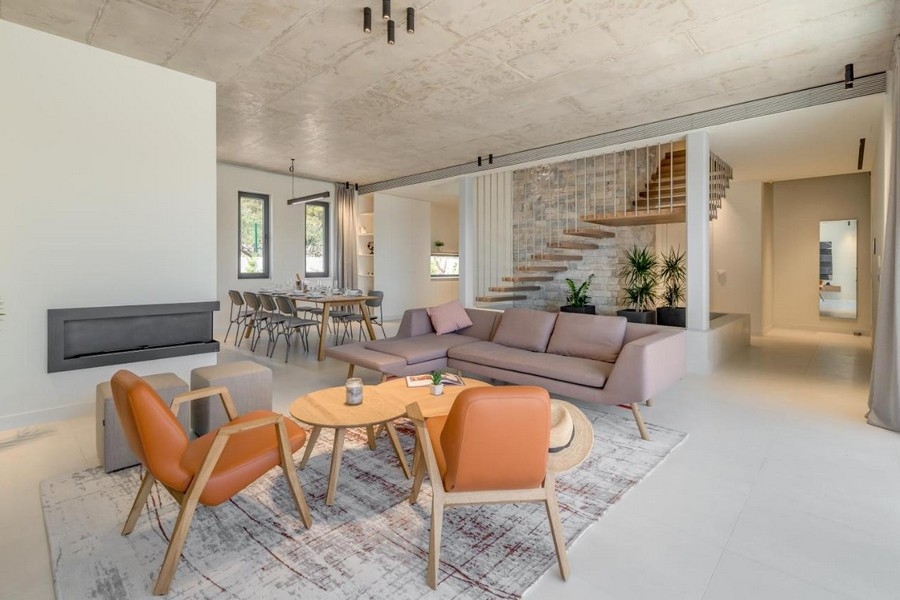 Zona giorno con scala aperta e zona pranzo nella villa