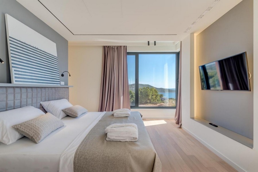 Camera da letto con letto matrimoniale e vista mare in Croazia