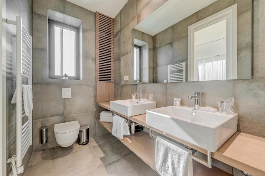 Bagno moderno con doppio lavabo e finestra