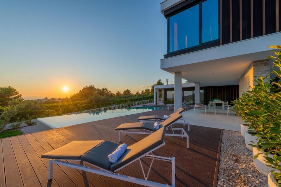 Terrazza con piscina a sfioro e tramonto a Primosten