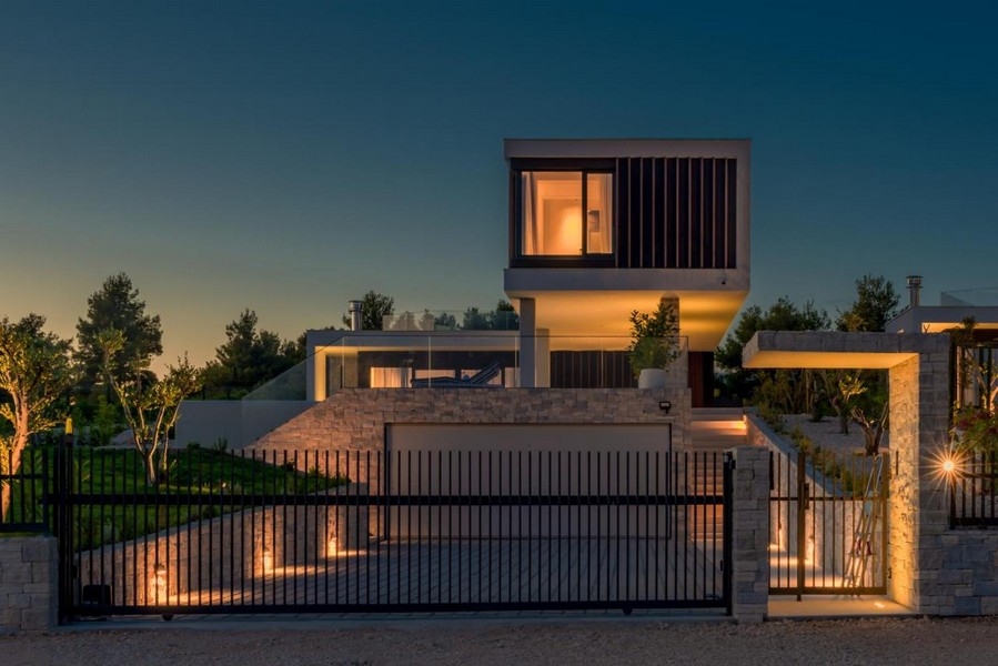 Villa moderna in Dalmazia in vista notturna con illuminazione