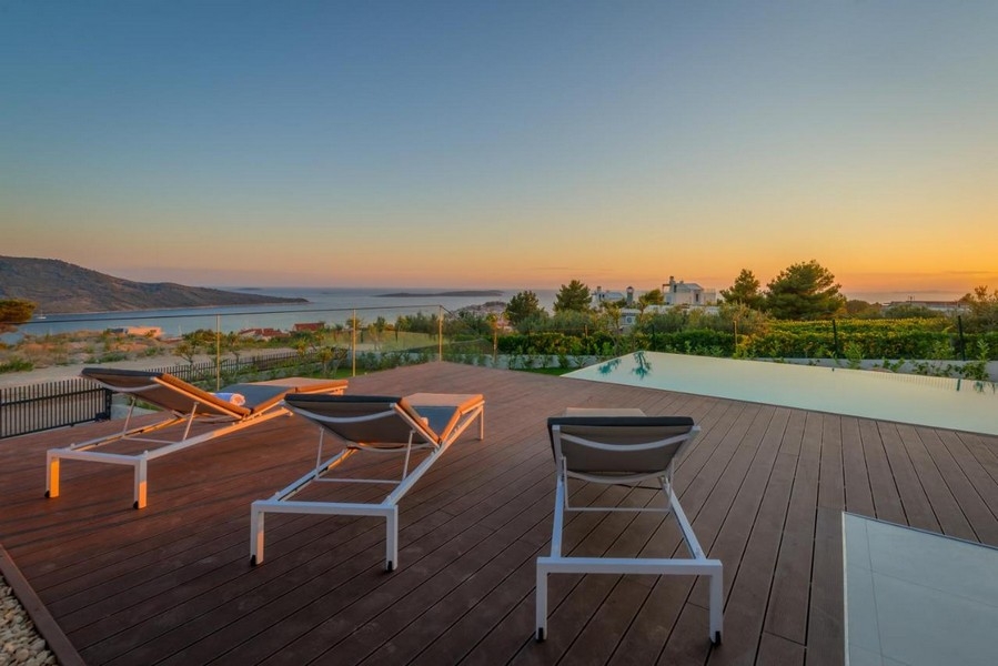 Vista mare dalla terrazza con piscina a sfioro in Croazia