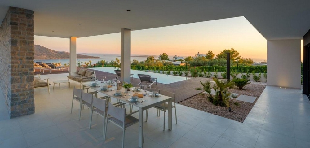 Terrazza coperta con tavolo da pranzo e vista sul mare