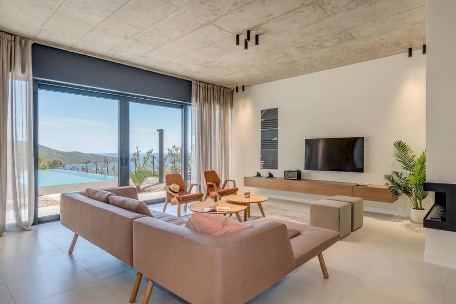 Soggiorno luminoso con arredamento moderno e vista mare