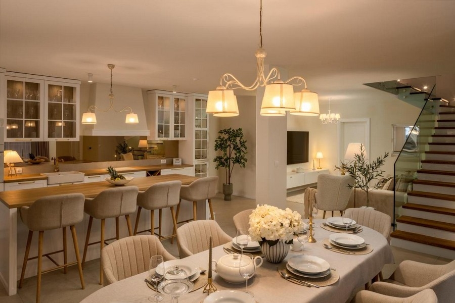 Zona pranzo con tavolo apparecchiato e vista sulla cucina